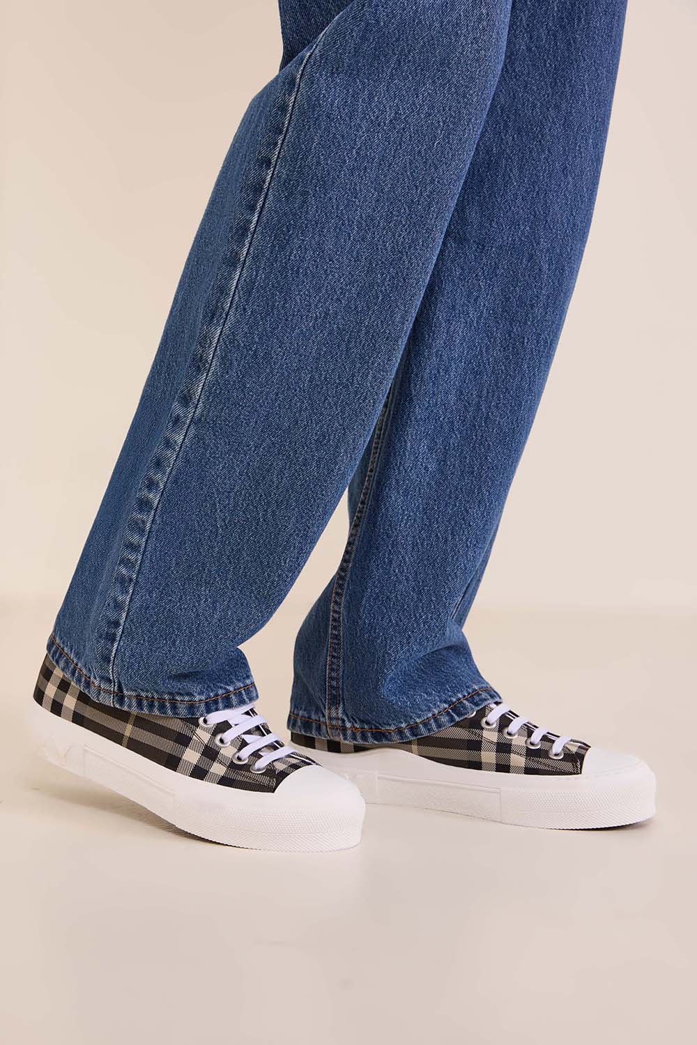 תמונת כל הלוק של נעלי סניקרס